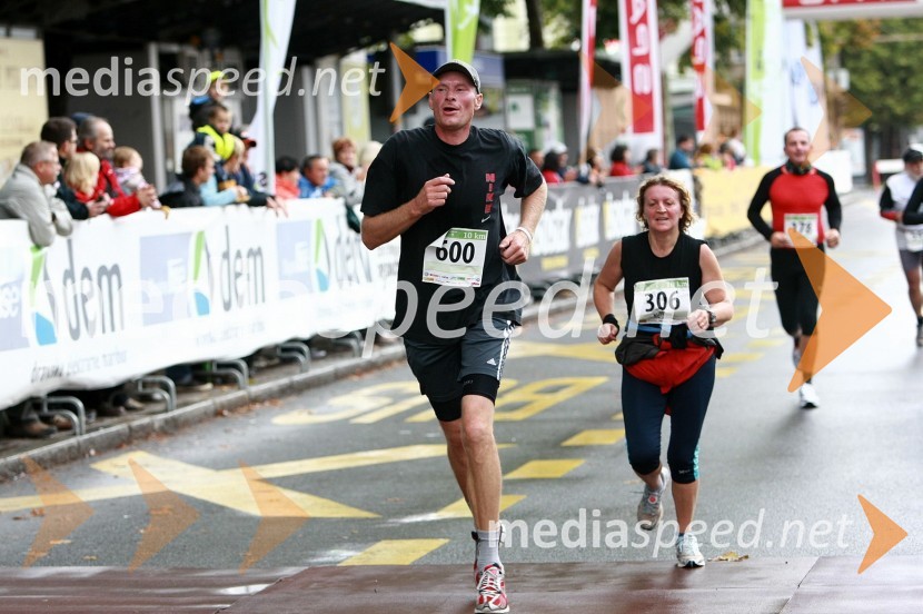 Rok Možič, maratonec (600) in Štefka Kupljen, maratonka (306) ter Gašper Kavčič, maratonec (178)
1. Eko maraton Maribor, tekaški maraton, tekači