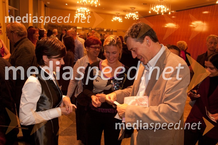 Matija Šenk, predsednik uprave KD Življenje zavarovalnica d.d. s soprogoRomeo in Julija, premiera v MGL in podelitev 23. Dnevnikove nagrade