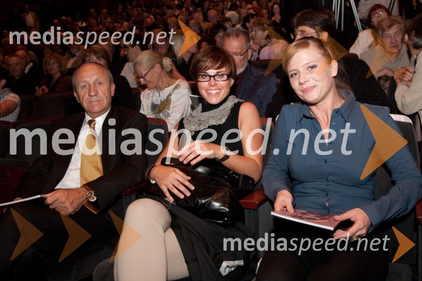 Branko Pavlin, predsednik uprave Dnevnika, Petra Hrastar in Jana Zupančič, igralkaRomeo in Julija, premiera v MGL in podelitev 23. Dnevnikove nagrade