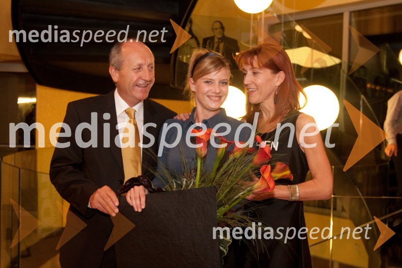 	Branko Pavlin, predsednik uprave Dnevnik, Jana Zupančič, igralka, dnevnikova nagrajenka in Barbara Hieng Samobor, direkorica MGLRomeo in Julija, premiera v MGL in podelitev 23. Dnevnikove nagrade