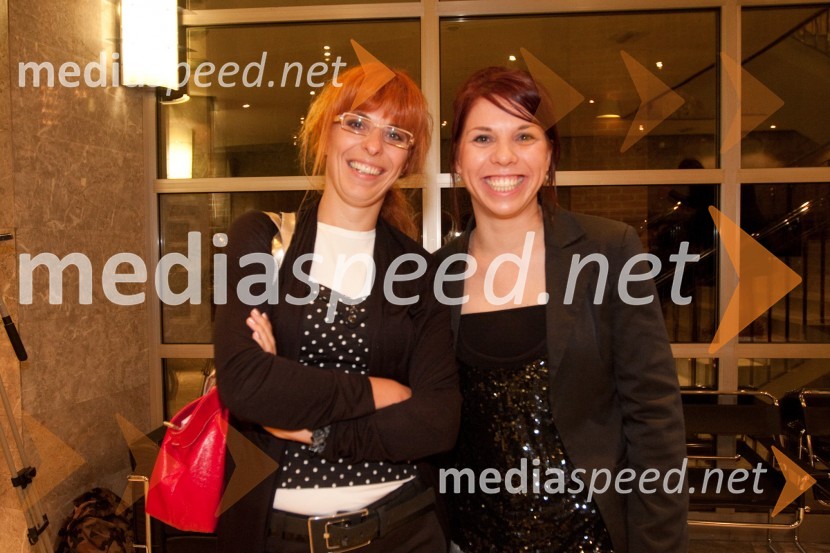 Martina Kodelja, urednica radia Robin in Ana Kržišnik, dramaturginjaObisk stare gospe, premiera SNG Nova Gorica