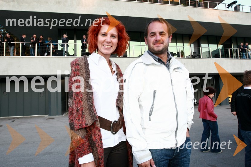 Peter Podlunšek, akrobatski pilot in njegova spremljevalka Tadeja HanžekovičPorsche Slovenija, Poslovni poligon