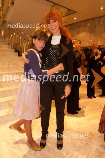 Martina Kodelja, urednica radia Robin in hči AnušaObisk stare gospe, premiera SNG Nova Gorica