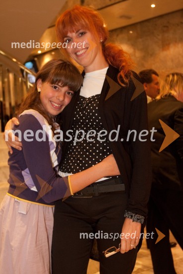 Martina Kodelja, urednica radia Robin in hči AnušaObisk stare gospe, premiera SNG Nova Gorica