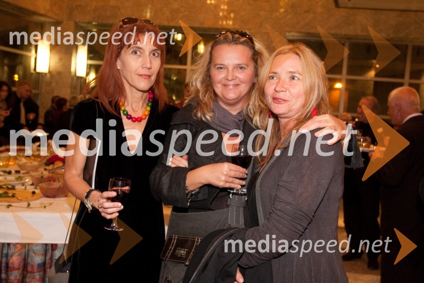 Barbara Hieng Samobor, direktorica MGL, Katja Pegan, direktorica Gledališča Koper in Vesna Jevnikar, igralkaObisk stare gospe, premiera SNG Nova Gorica