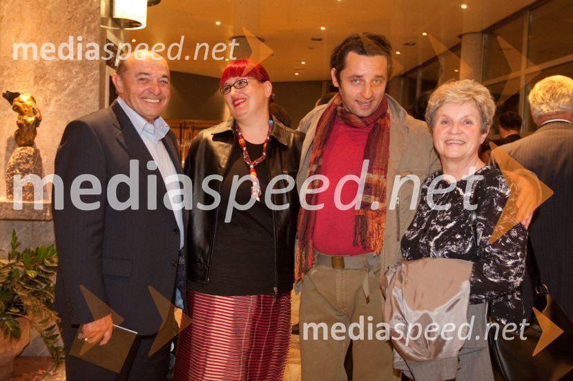 Gorazd Jakomini s soprogo Dominika Weigl Jakomini, oče Bogomir in mama HildaObisk stare gospe, premiera SNG Nova Gorica