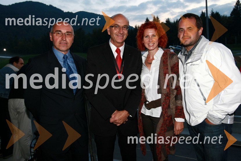 Andrej Hajdinjak, direktor Porsche Maribor, Heinz Slesak, generalni direktor Porsche Slovenija d.o.o. in Peter Podlunšek, akrobatski pilot ter njegova spremljevalka Tadeja HanžekovičPorsche Slovenija, Poslovni poligon