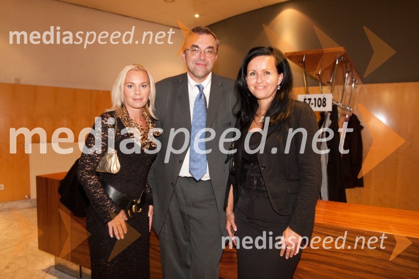 Maja Štefanec, odgovorna urednica Tv Vitel, Borut Bašin, odnosi z javnostjo SNG NG in Doloris Žigon, direktorica Tv VitelObisk stare gospe, premiera SNG Nova Gorica