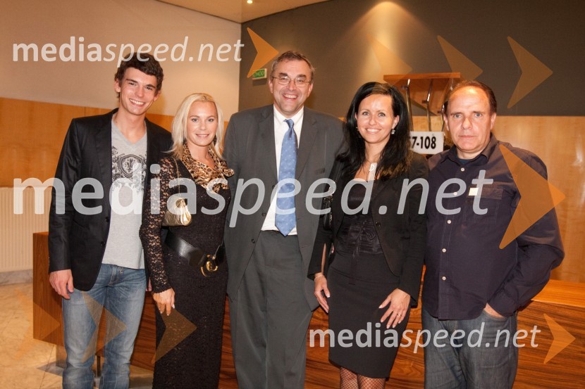 Nejc Cijan, igralec, Maja Štefanec, odgovorna urednica Tv Vitel, Borut Bašin, odnosi z javnostjo SNG NG, Doloris Žigon, direktorica Tv Vitel in Milan Vodopivec, igralecObisk stare gospe, premiera SNG Nova Gorica