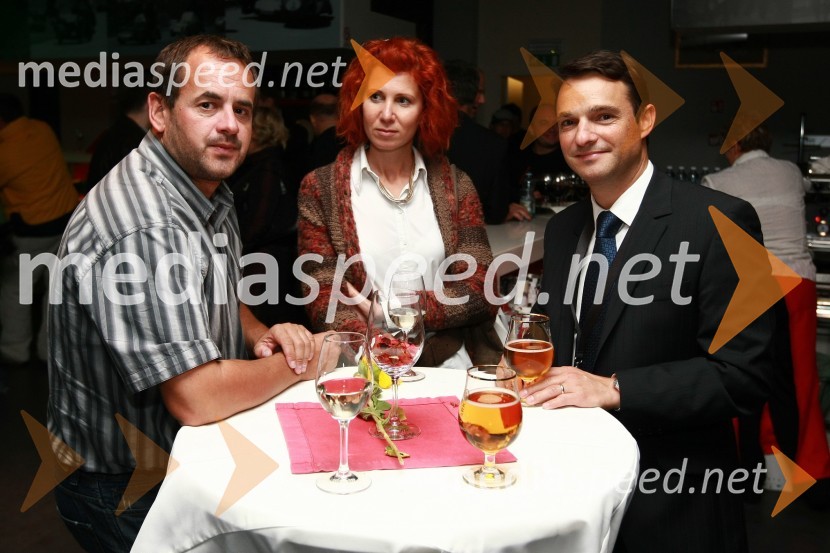 Peter Podlunšek, akrobatski pilot ter njegova spremljevalka Tadeja Hanžekovič in Danilo Ferjančič, generalni direktor Porsche Slovenija d.o.o.Porsche Slovenija, Poslovni poligon