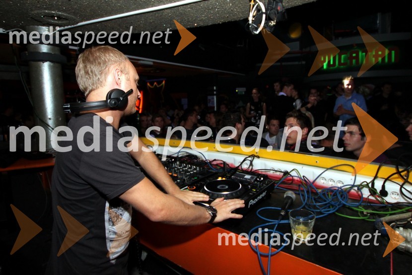 DJ Max Reich, član skupine The ShapeshiftersThe Shapeshifters v diskoteki Yucatan