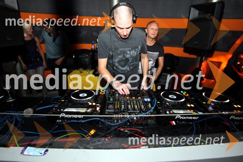 DJ Simon Marlin, član skupine The ShapeshiftersThe Shapeshifters v diskoteki Yucatan