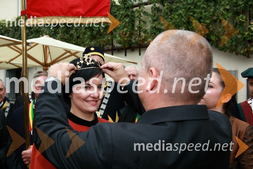 Ksenja Arbeiter, nova mariborska vinska kraljica in Franc Kangler, župan MOMTrgatev Stare trte v Mariboru