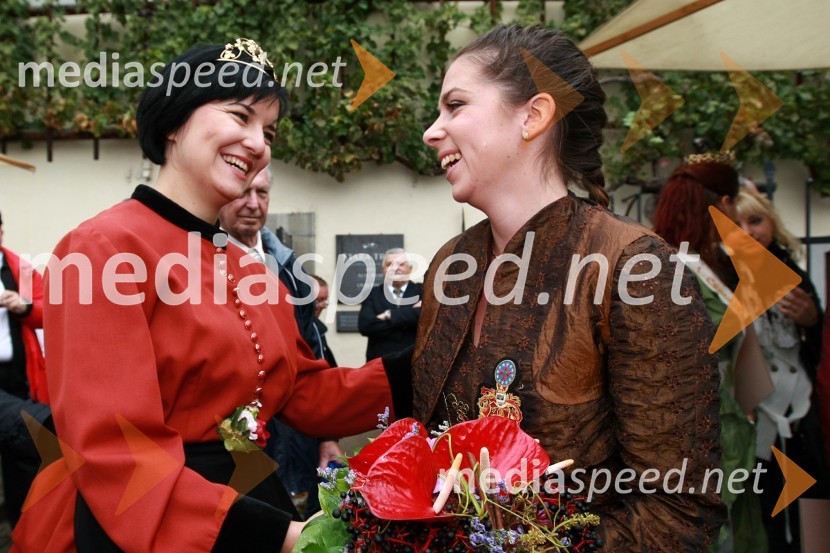 Ksenja Arbeiter, nova mariborska vinska kraljica in Anja Jamšek, stara mariborska vinska kraljicaTrgatev Stare trte v Mariboru
