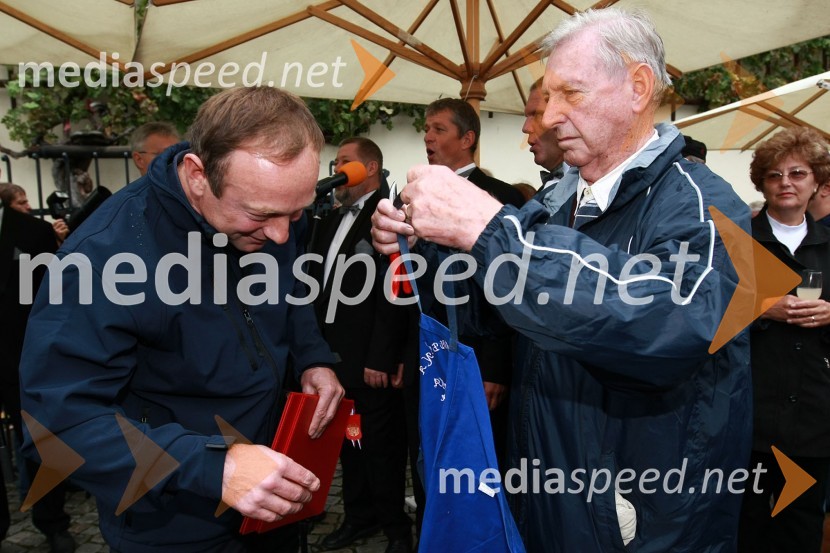Predaja poslov, predpasnika in vinarskih škarij med starim in novim mestnim viničarjem - Stanislav Kocutar in Tone ZafošnikTrgatev Stare trte v Mariboru