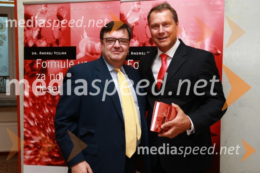 Mark Okes-Voysey, predsednik Pricewatershouse Coopers Advisory za Centralno in Vzhodno Evropo in dr. Andrej Vizjak, PwC, predsednik za svetovanjeDr. Andrej Vizjak predstavil novo knjigo z naslovom Formule uspeha za novo desetletje