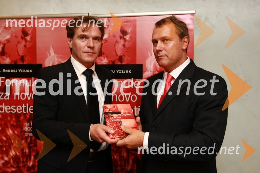 David Kastelic, član uprave Zavarovalnice Maribor in dr. Andrej Vizjak, PwC, predsednik za svetovanjeDr. Andrej Vizjak predstavil novo knjigo z naslovom Formule uspeha za novo desetletje