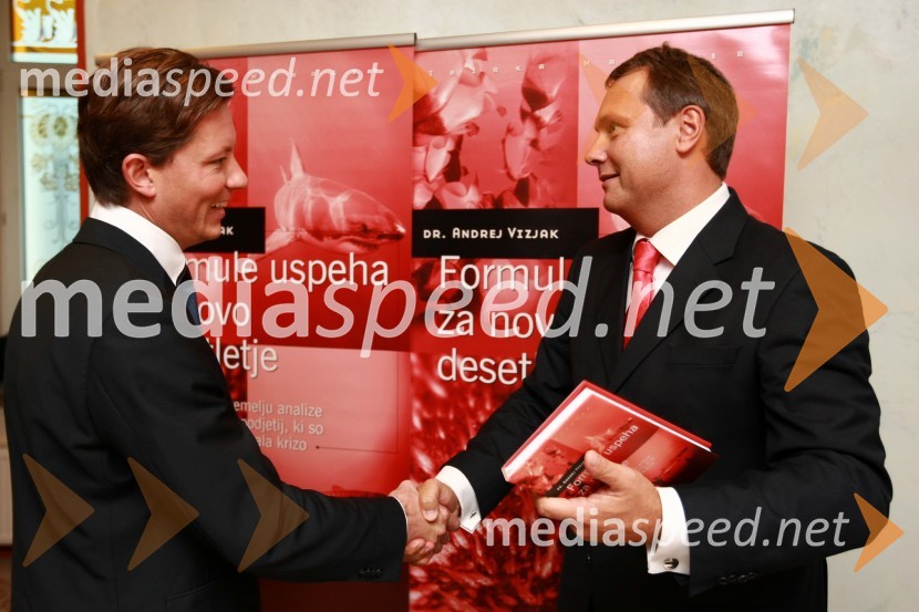Evgen Likl, izvršilni direktor sektorja marketing na Zavarovalnici Maribor d.d. in dr. Andrej Vizjak, PwC, predsednik za svetovanjeDr. Andrej Vizjak predstavil novo knjigo z naslovom Formule uspeha za novo desetletje
