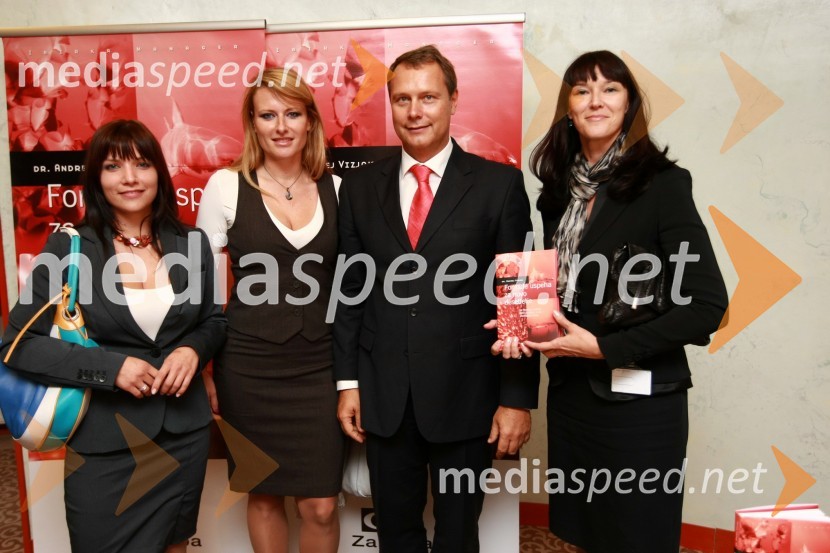 Alenka Vidic in Nina Tomažin, Propiar, dr. Andrej Vizjak, PwC, predsednik za svetovanje ter mag. Anja Strojin Štampar, Kapitalska družbaDr. Andrej Vizjak predstavil novo knjigo z naslovom Formule uspeha za novo desetletje