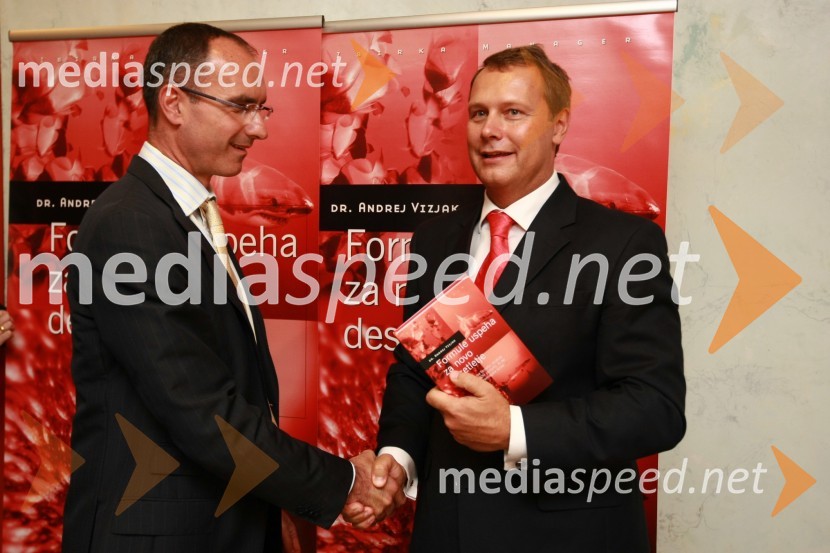 Marko Boštjančič, član uprave Telekoma in dr. Andrej Vizjak, PwC, predsednik za svetovanjeDr. Andrej Vizjak predstavil novo knjigo z naslovom Formule uspeha za novo desetletje