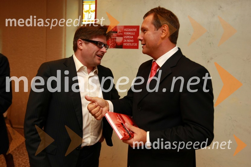 Dari Južna, lastnik podjetja Lisca d.d. in dr. Andrej Vizjak, PwC, predsednik za svetovanjeDr. Andrej Vizjak predstavil novo knjigo z naslovom Formule uspeha za novo desetletje