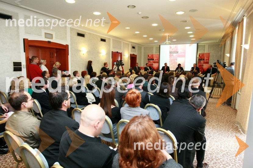 ObiskovalciDr. Andrej Vizjak predstavil novo knjigo z naslovom Formule uspeha za novo desetletje