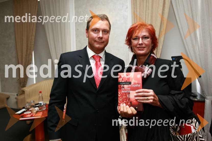 Dr. Andrej Vizjak, PwC, predsednik za svetovanje in Darinka Pavlič Kamien, vodja službe za odnose z javnostmi pri Telekomu SlovenijaDr. Andrej Vizjak predstavil novo knjigo z naslovom Formule uspeha za novo desetletje