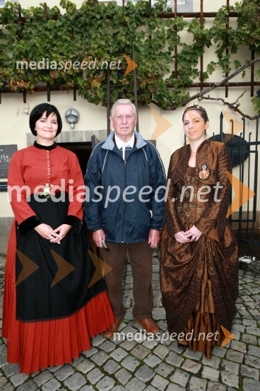 Ksenja Arbeiter, nova mariborska vinska kraljica, Tone Zafošnik, častni mestni viničar in Anja Jamšek, stara mariborska vinska kraljicaTrgatev Stare trte v Mariboru