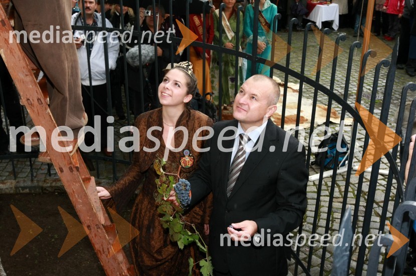 Anja Jamšek, nekdanja mariborska vinska kraljic in Franc Kangler, župan MOMTrgatev Stare trte v Mariboru