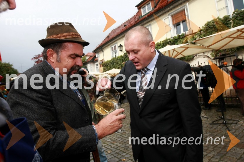 Alojz Jenuš - Slavek, outar in brač iz Malečnika in Franc Kangler, župan MOMTrgatev Stare trte v Mariboru