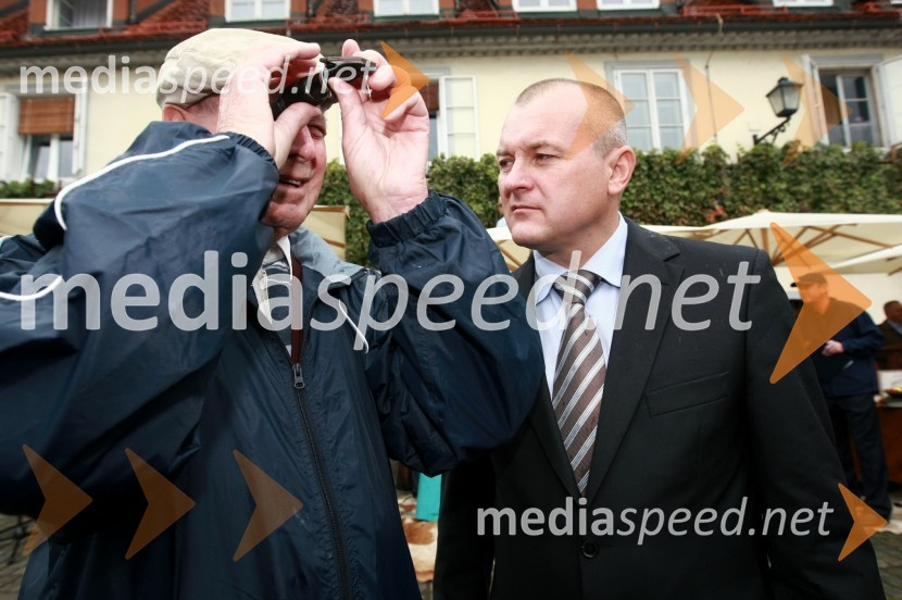 Tone Zafošnik, častni mestni viničar in Franc Kangler, župan MOMTrgatev Stare trte v Mariboru
