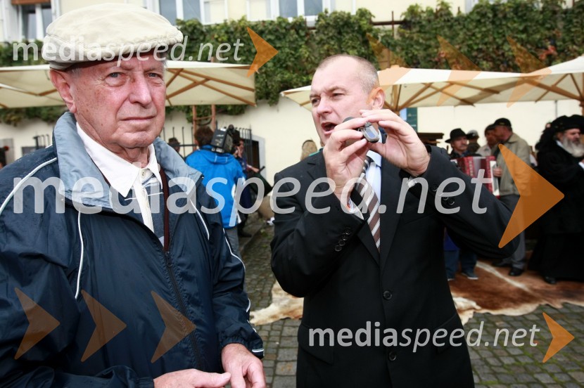 Tone Zafošnik, častni mestni viničar in Franc Kangler, župan MOMTrgatev Stare trte v Mariboru