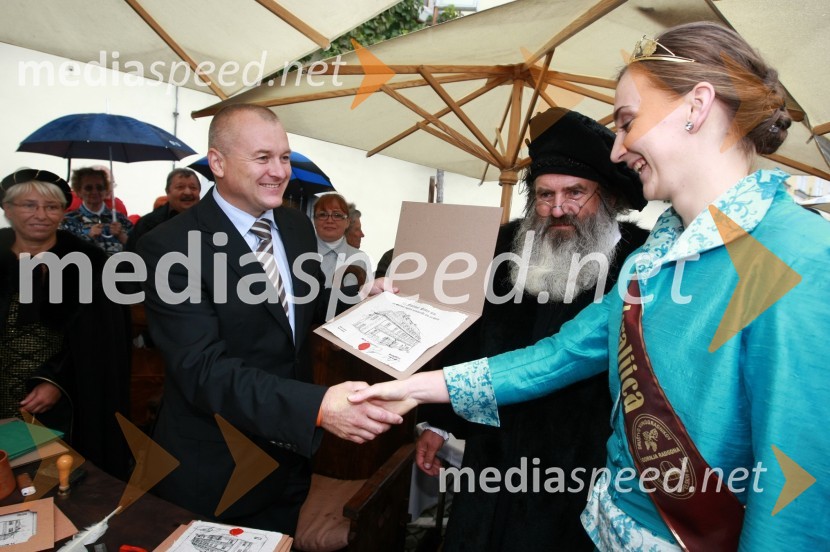 Franc Kangler, župan MOM in Andreja Plohl, vinska kraljica Radgonsko - Kapelskih goricTrgatev Stare trte v Mariboru