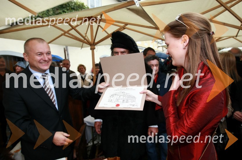 Franc Kangler, župan MOM in Tina Trbižan, Vipavska vinska kraljica,Trgatev Stare trte v Mariboru