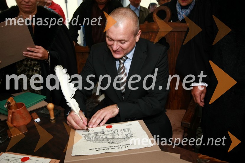 Franc Kangler, župan MOMTrgatev Stare trte v Mariboru