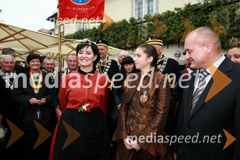 Ksenja Arbeiter, nova mariborska vinska kraljica, Anja Jamšek, stara mariborska vinska kraljica in Franc Kangler, župan MOMTrgatev Stare trte v Mariboru