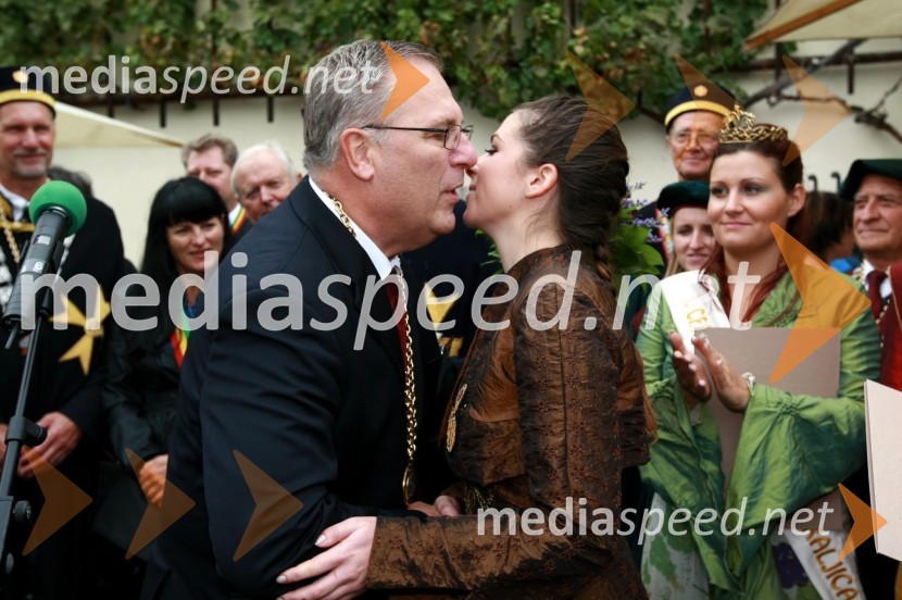 Milan Razdevšek, Zavod za turizem Maribor, direktor in Anja Jamšek, stara mariborska vinska kraljicaTrgatev Stare trte v Mariboru