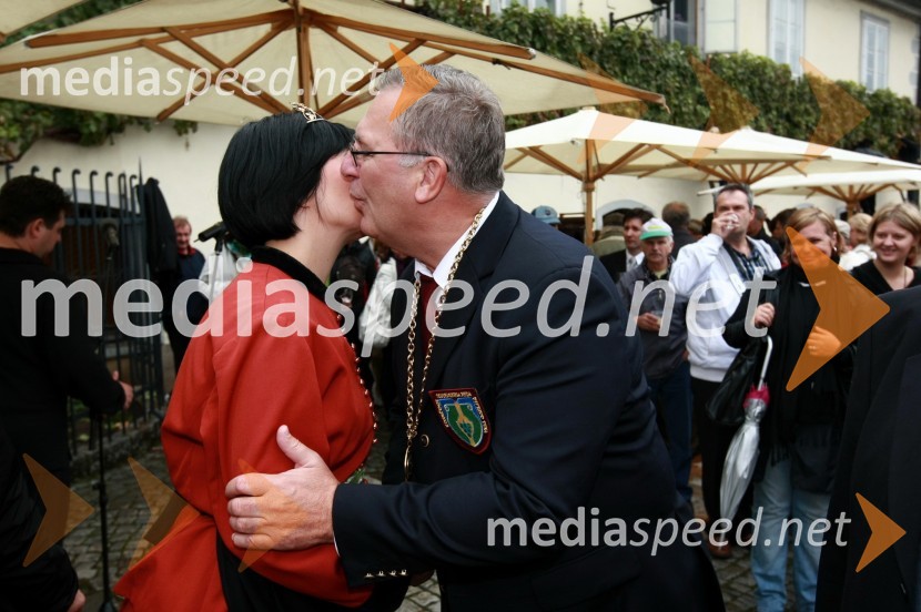 Ksenja Arbeiter, nova mariborska vinska kraljica in Milan Razdevšek, Zavod za turizem Maribor, direktorTrgatev Stare trte v Mariboru