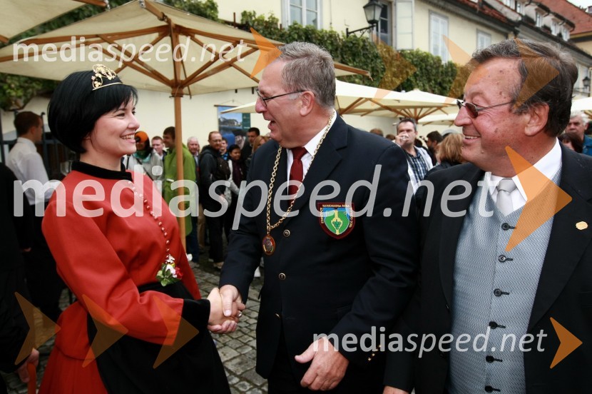 Ksenja Arbeiter, nova mariborska vinska kraljica, Milan Razdevšek, Zavod za turizem Maribor, direktor in mag. Jože Protner, novi častni konzul Republike Avstrije v SlovenijiTrgatev Stare trte v Mariboru