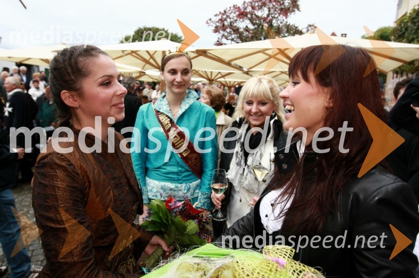 Anja Jamšek, nekdanja vinska kraljica Maribora, Andreja Plohl, vinska kraljica Radgonsko - Kapelskih goric in Tatjana Caf, nekdanja vinska kraljica PtujaTrgatev Stare trte v Mariboru