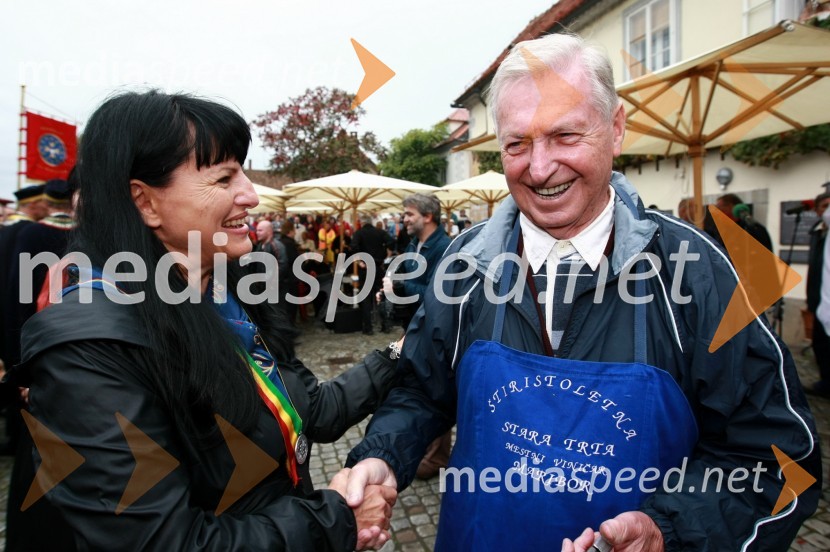 Helena Cvikl, direktorica VSGT Maribor in Tone Zafošnik, častni mestni viničarTrgatev Stare trte v Mariboru