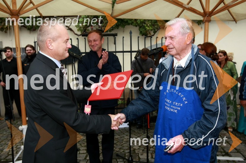 Franc Kangler, župan MOM, Stanislav Kocutar, novi mestni viničar in Tone Zafošnik, častni mestni viničarTrgatev Stare trte v Mariboru