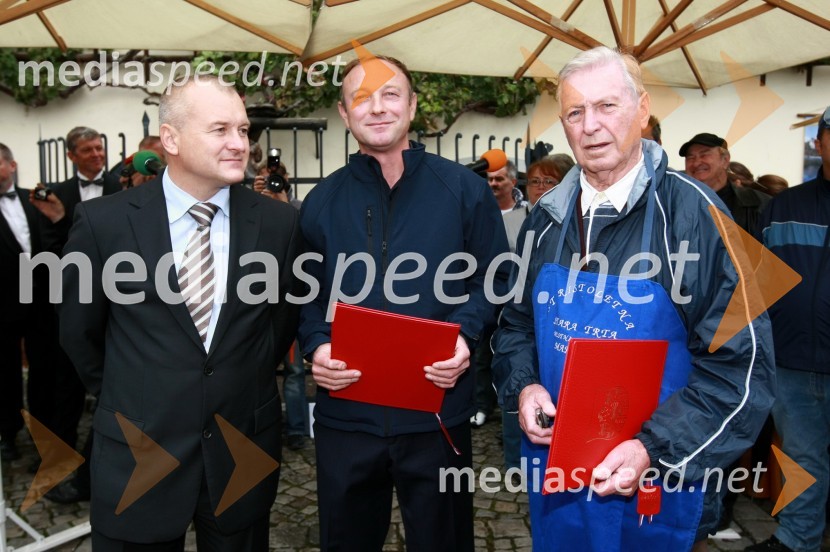 Franc Kangler, župan MOM, Stanislav Kocutar, novi mestni viničar in Tone Zafošnik, častni mestni viničarTrgatev Stare trte v Mariboru