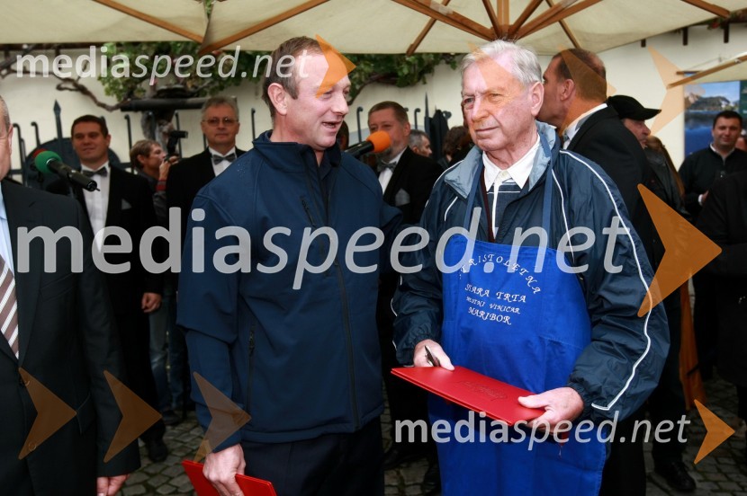 Stanislav Kocutar, novi mestni viničar in Tone Zafošnik, častni mestni viničarTrgatev Stare trte v Mariboru