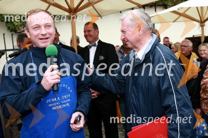 Predaja poslov, predpasnika in vinarskih škarij med starim in novim mestnim viničarjem - Stanislav Kocutar in Tone ZafošnikTrgatev Stare trte v Mariboru