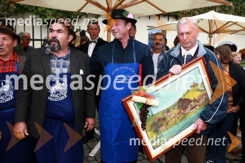 Alojz Jenuš - Slavek, outar in brač iz Malečnika in Stanislav Kocutar, novi mestni viničar ter Tone Zafošnik, častni mestni viničarTrgatev Stare trte v Mariboru