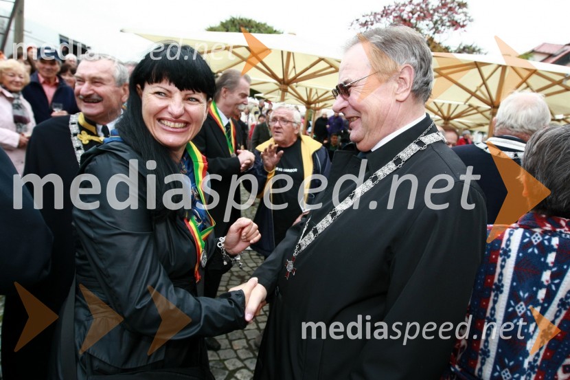 Helena Cvikl, direktorica VSGT Maribor in Jože Glogovšek, Ekipa za MariborTrgatev Stare trte v Mariboru
