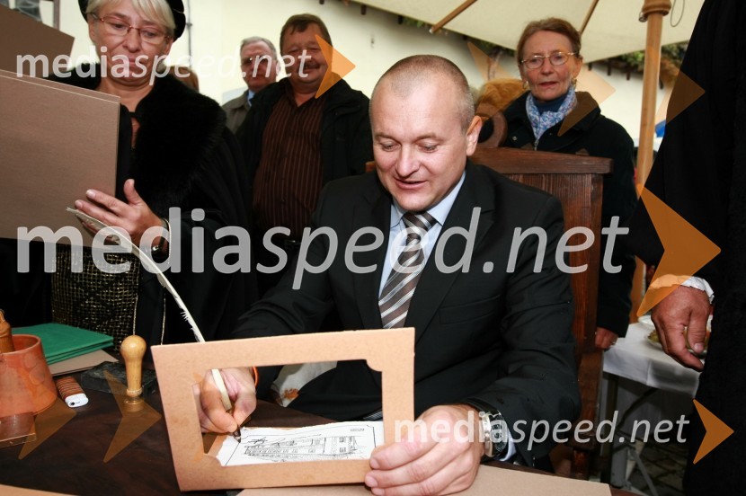 Franc Kangler, župan MOMTrgatev Stare trte v Mariboru