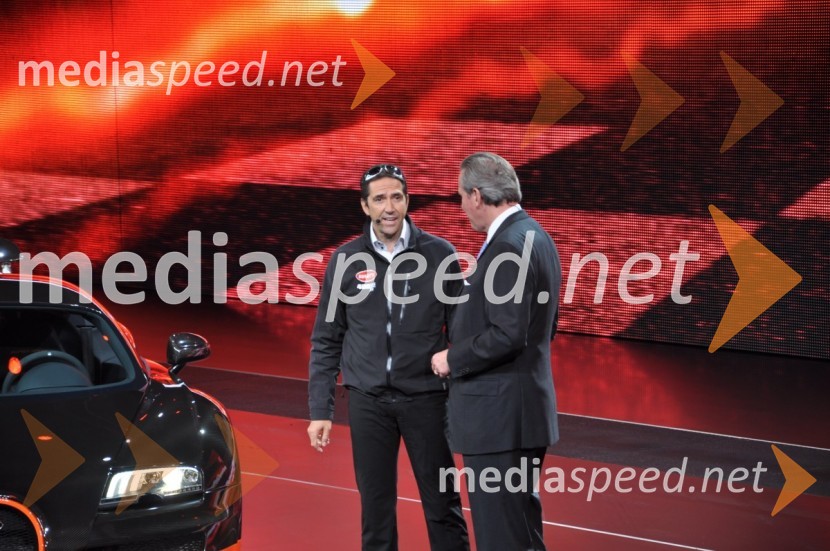 Direktor Bugattija v družbi testnega voznika Pierre Henri Raphanel-a, ki je postavil hitrostni rekordBugatti Veyron 16.4 Super Sport