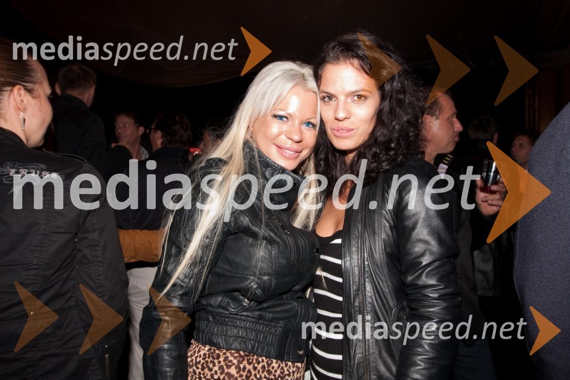 Urška Čepin, pevka in Sabina Remar, Miss Universe Slovenije 2004Pink Si Sloveniji, koncert ob začetku delovanja v Sloveniji